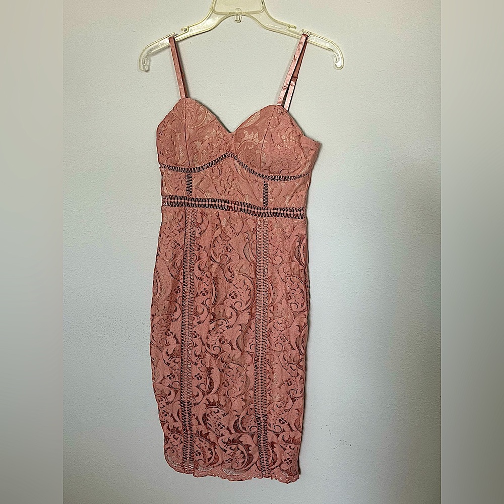 Fitted mauve lace dress
